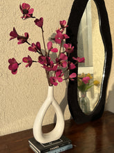Load image into Gallery viewer, Hollow Vase with Pink Bella set