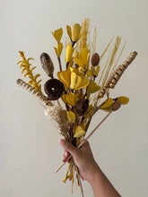 Load image into Gallery viewer, Seville dried flower with U-Shape vase