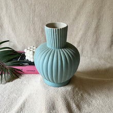 Load image into Gallery viewer, Willow Vase