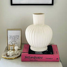 Load image into Gallery viewer, Willow Vase