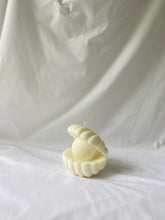 Load image into Gallery viewer, Pearl Seashell Candle