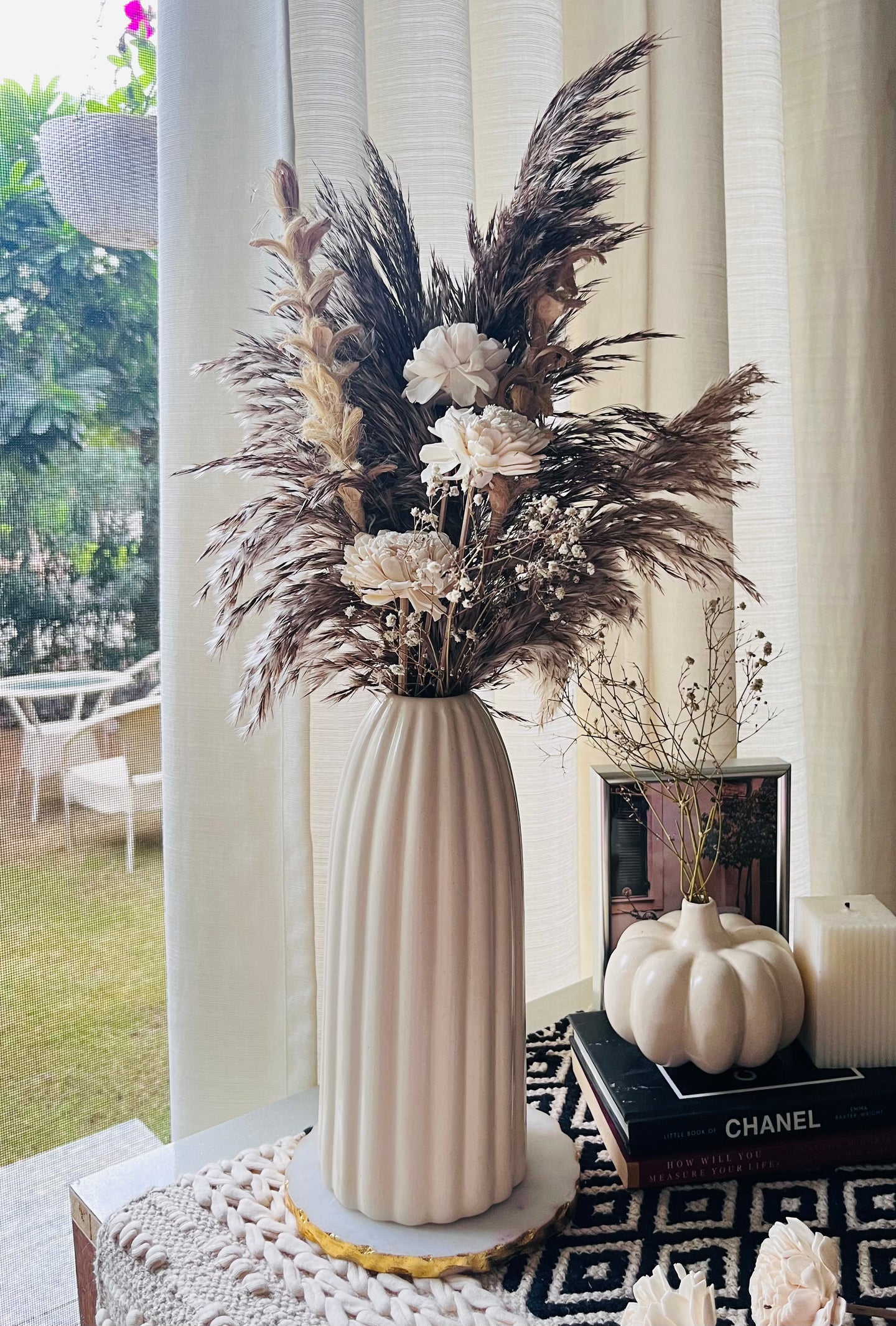 Woodrose dried flower set with vase