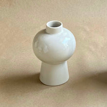 Load image into Gallery viewer, Mini Round vase
